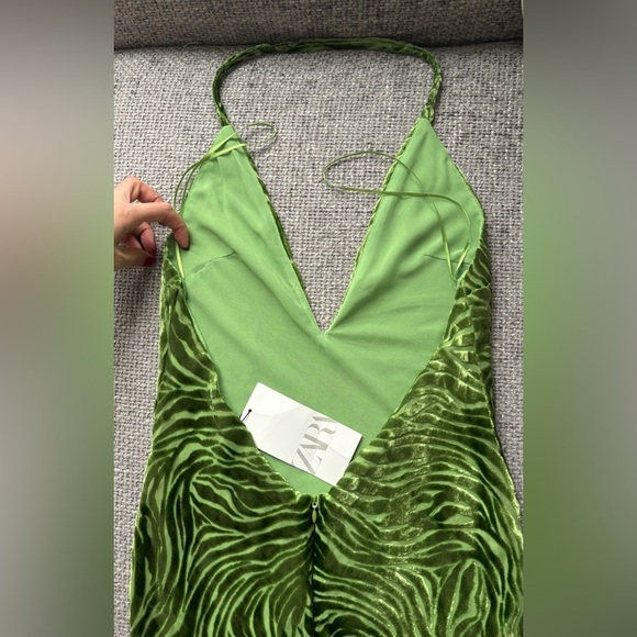 BRAND NEW ZARA VELVET HALTER DRESS – SIZE SMALL with tag on ! - Picture 2 of 13